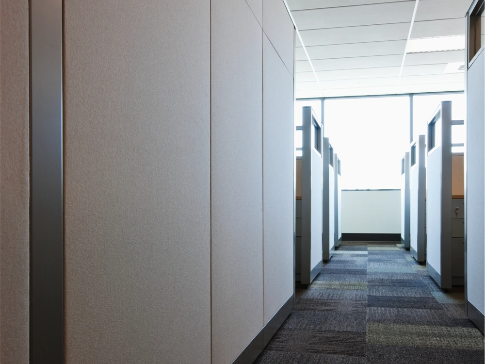 Widok korytarza biurowego z ściankami działowymi i wykładziną w ramach usługi Fit-out