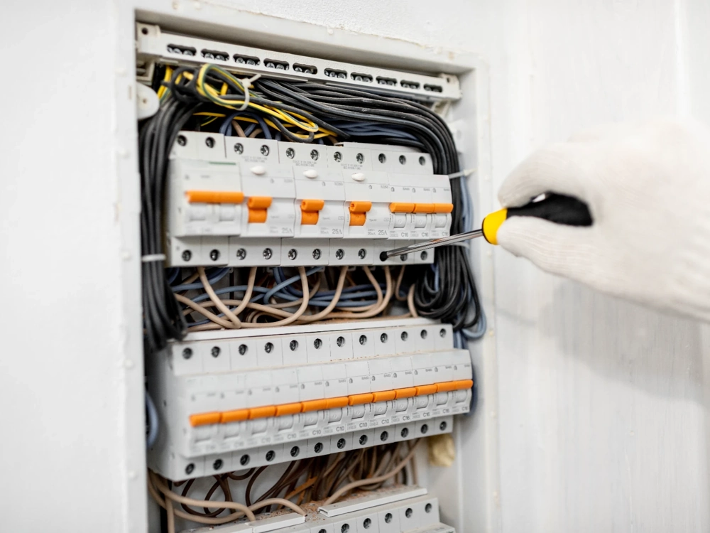 Instalacje elektryczne: rozdzielnica z przewodami i wyłącznikami